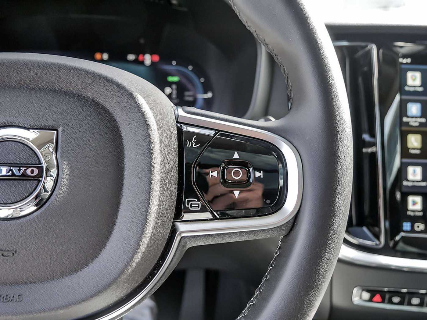 Volvo  Kombi 2.0 Plus Dark Recharge Plug-In Hybrid AWD