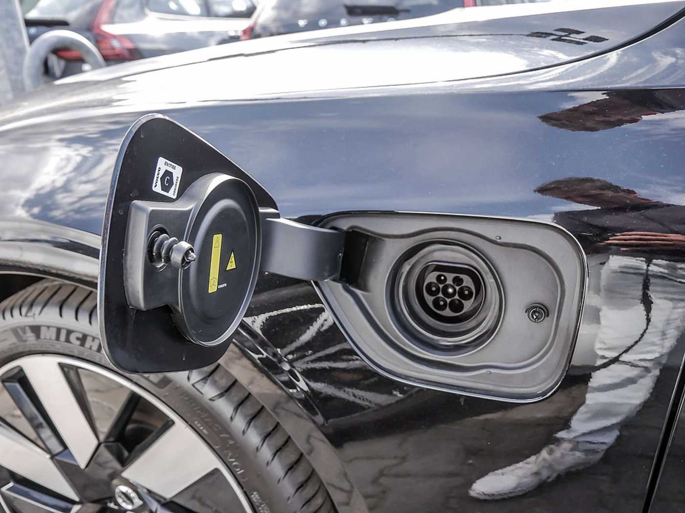 Volvo  Kombi 2.0 Plus Dark Recharge Plug-In Hybrid AWD