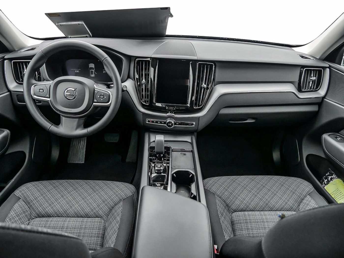 Volvo  2.0 Core Recharge Plug-In Hybrid AWD