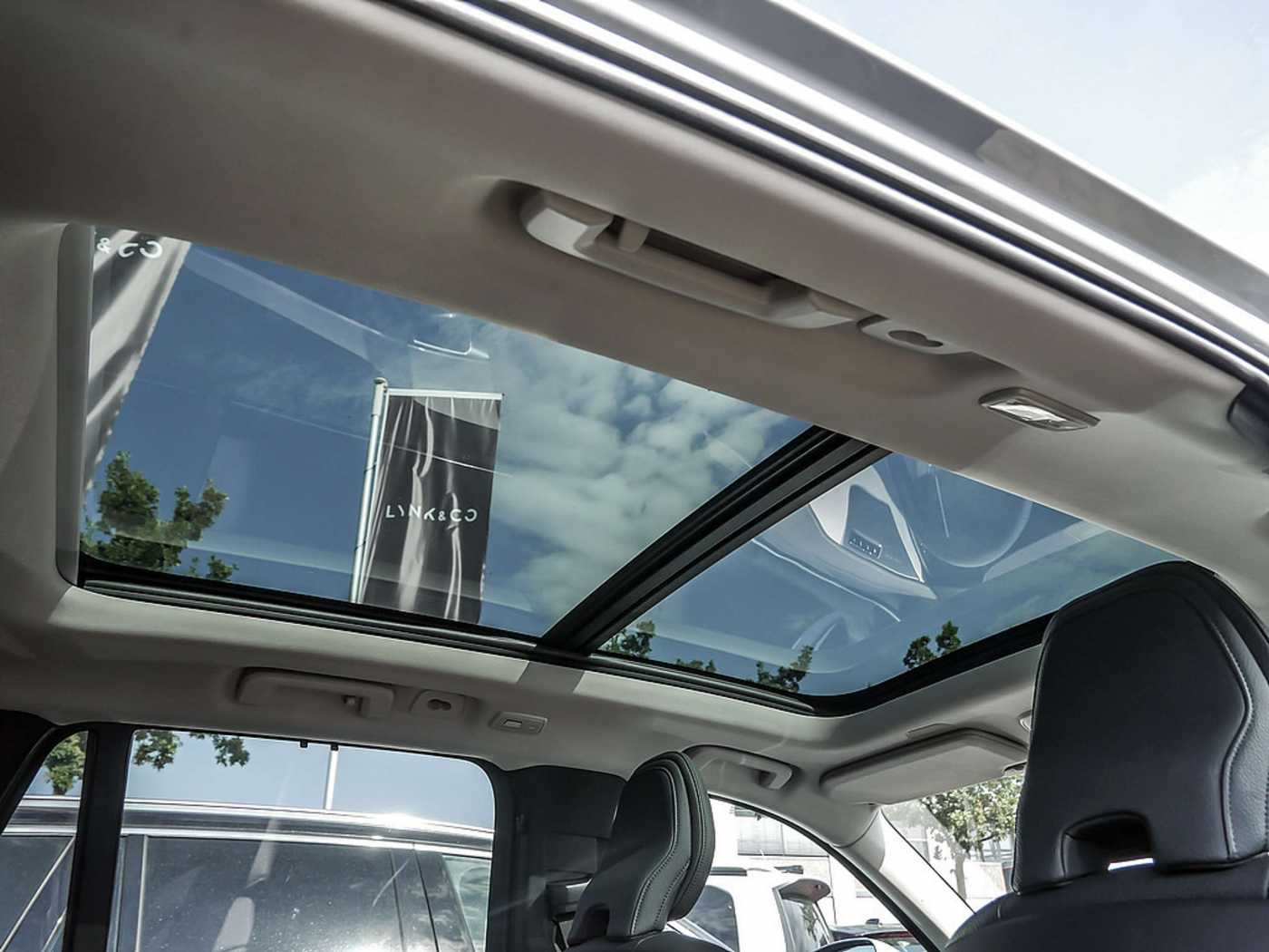 Volvo  2.0 Plus Bright Recharge Plug-In Hybrid AWD