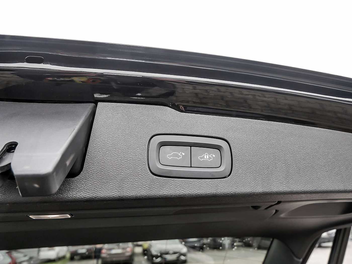 Volvo  B4 R-Design KLIMA PDC SHZ KAMERA NAVI LED