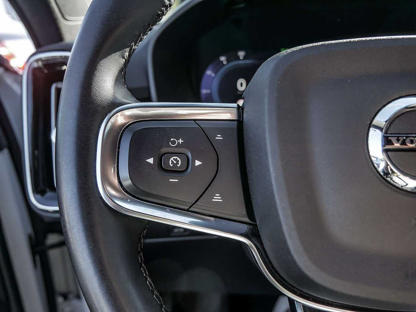Volvo  Core Recharge Pure Electric AWD SHZ LED