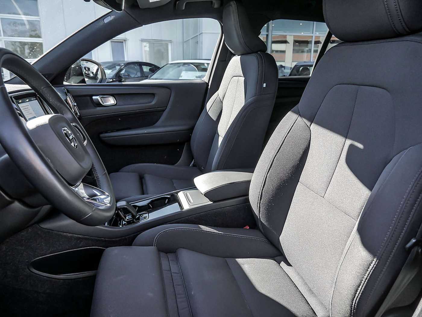 Volvo  Core Recharge Pure Electric AWD SHZ LED