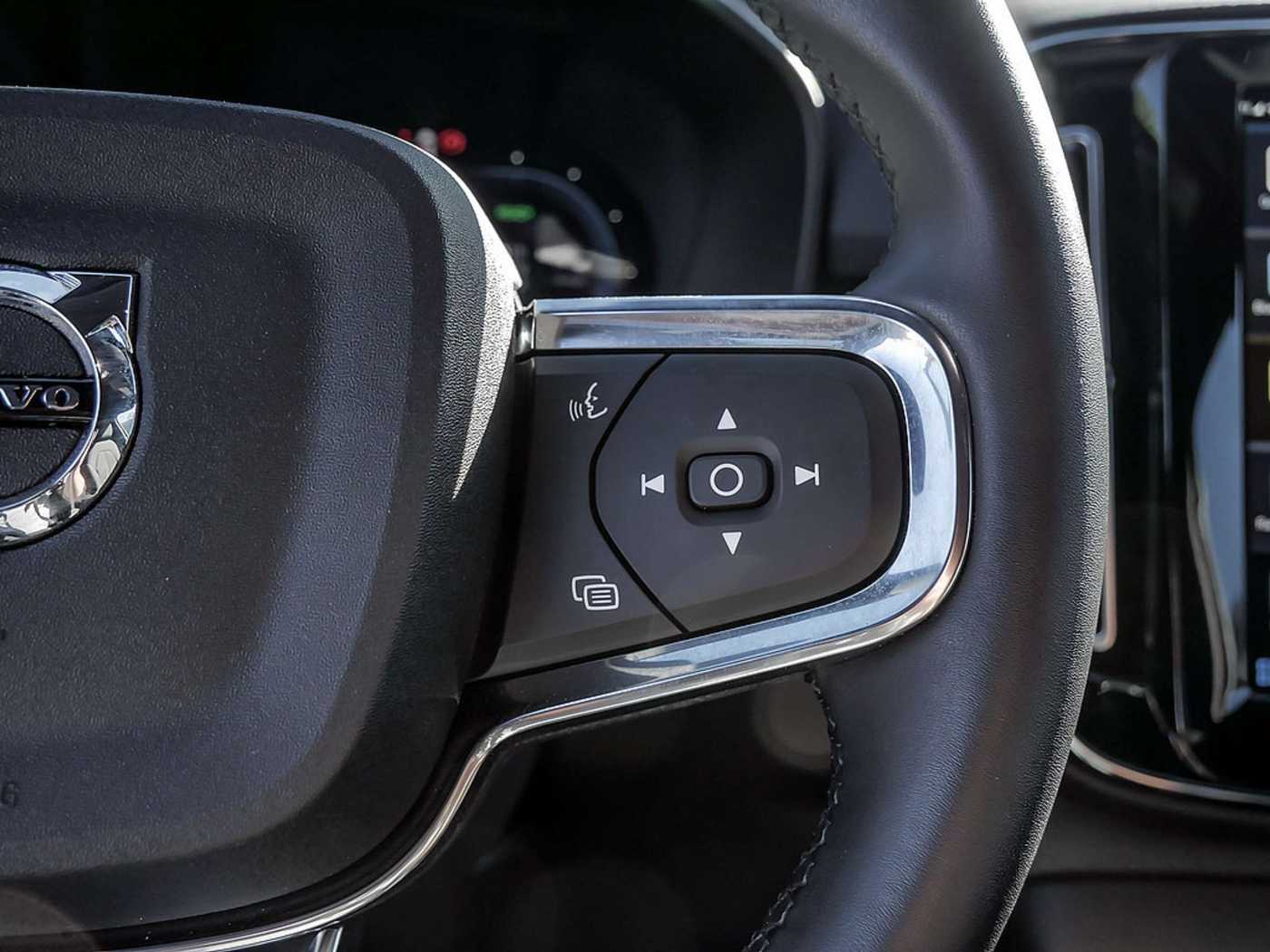 Volvo  Core Recharge Pure Electric AWD SHZ LED