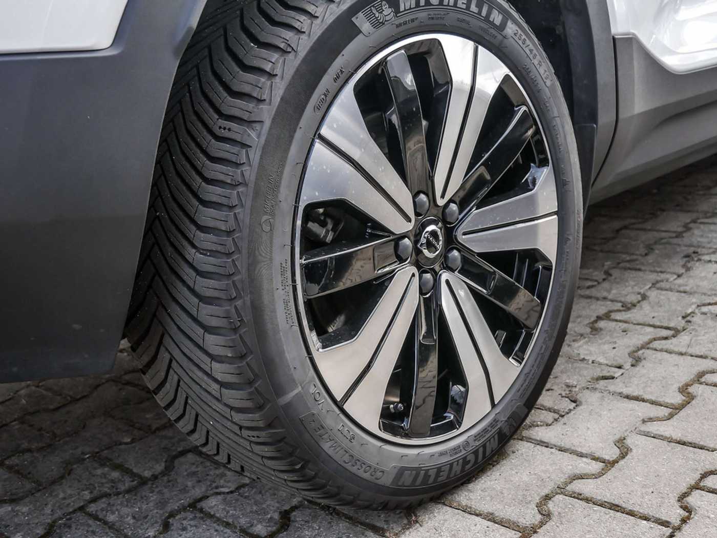 Volvo  Core Recharge Pure Electric AWD SHZ LED
