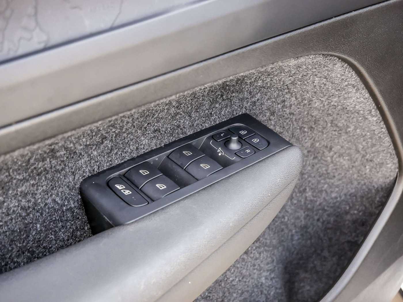 Volvo  Core Recharge Pure Electric AWD SHZ LED