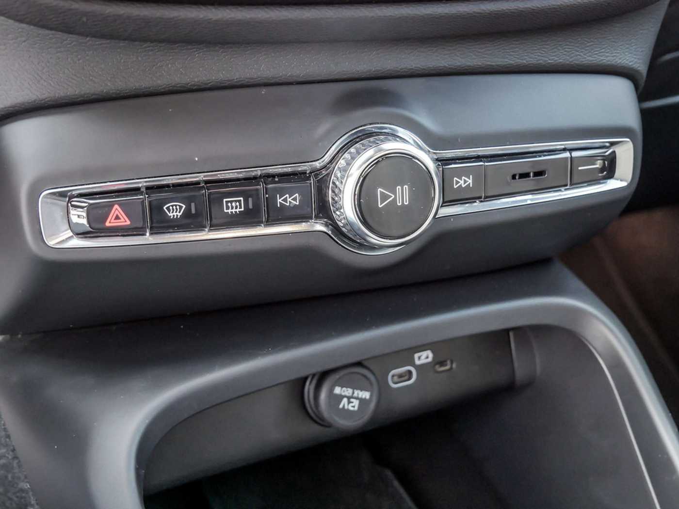 Volvo  Core Recharge Pure Electric AWD SHZ LED
