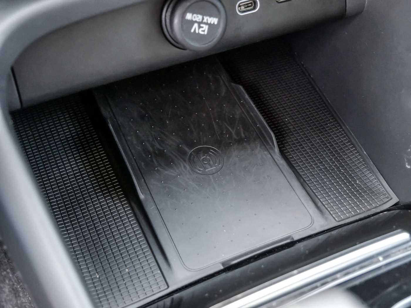 Volvo  Core Recharge Pure Electric AWD SHZ LED