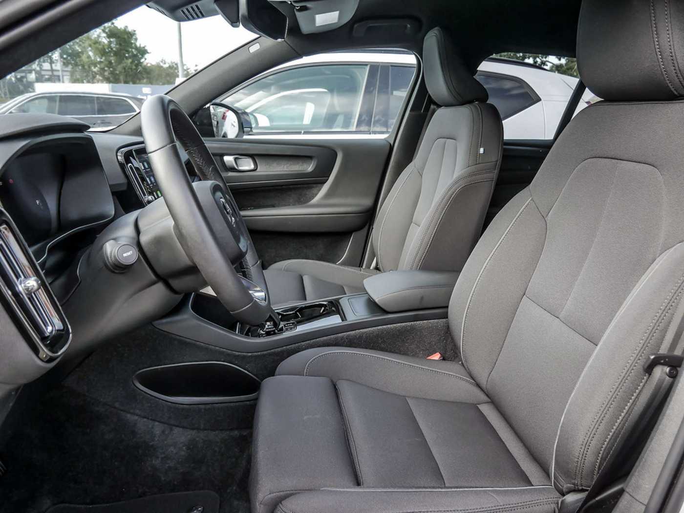 Volvo  Core Recharge Pure Electric AWD SHZ LED