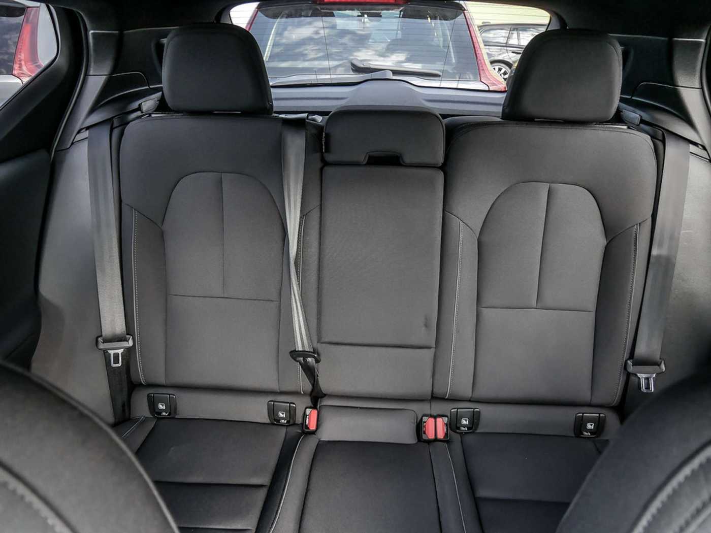 Volvo  Core Recharge Pure Electric AWD SHZ LED