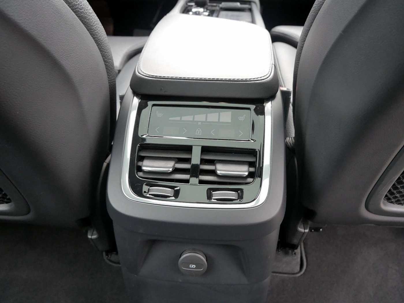 Volvo  T8 Plus Dark Recharge Plug-In Hybrid AWD