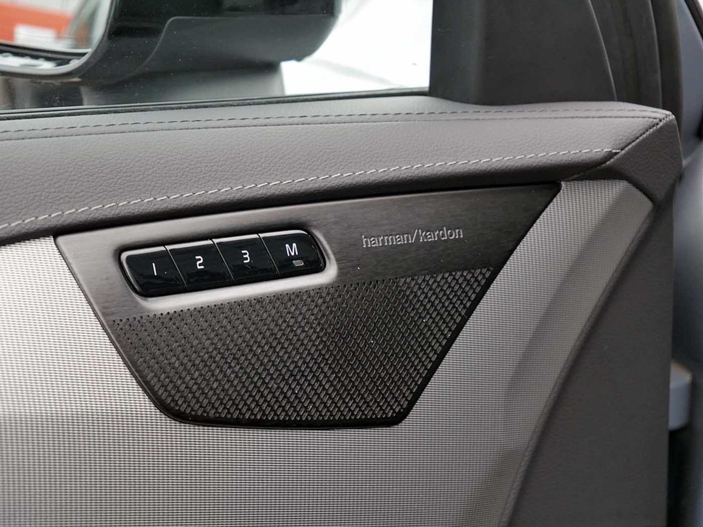 Volvo  T8 Plus Dark Recharge Plug-In Hybrid AWD