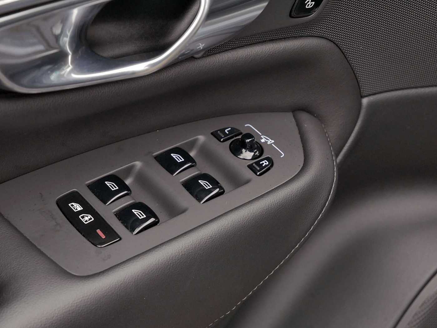 Volvo  T8 Plus Dark Recharge Plug-In Hybrid AWD