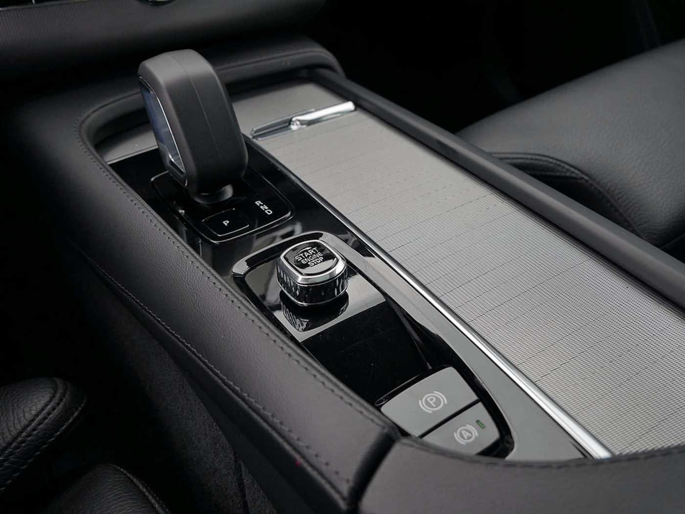 Volvo  T8 Plus Dark Recharge Plug-In Hybrid AWD
