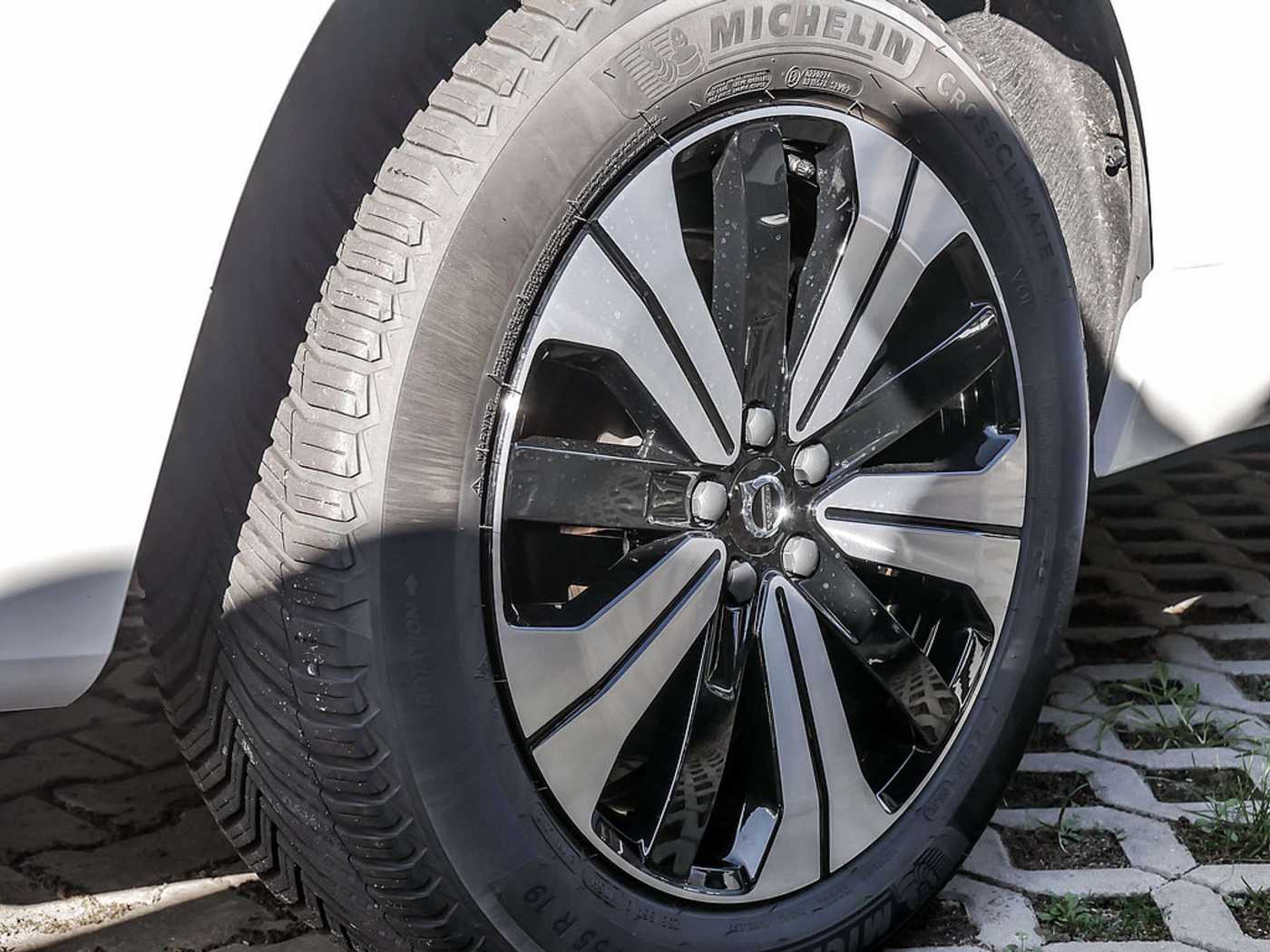 Volvo  2.0 Plus Dark Recharge Plug-In Hybrid AWD