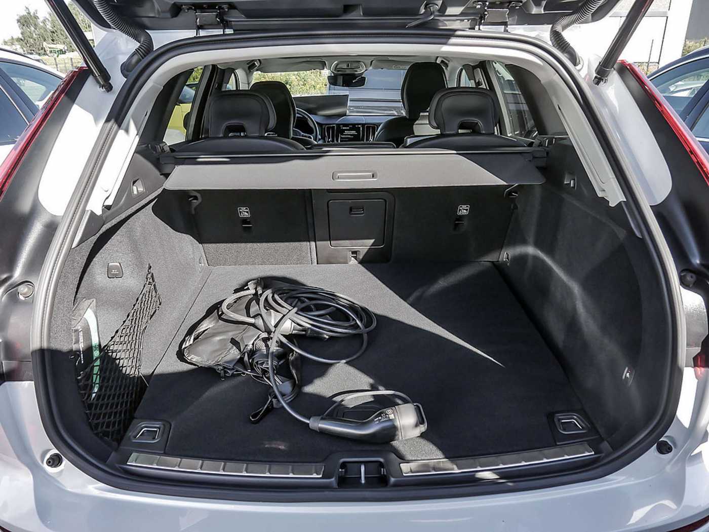 Volvo  2.0 Plus Dark Recharge Plug-In Hybrid AWD