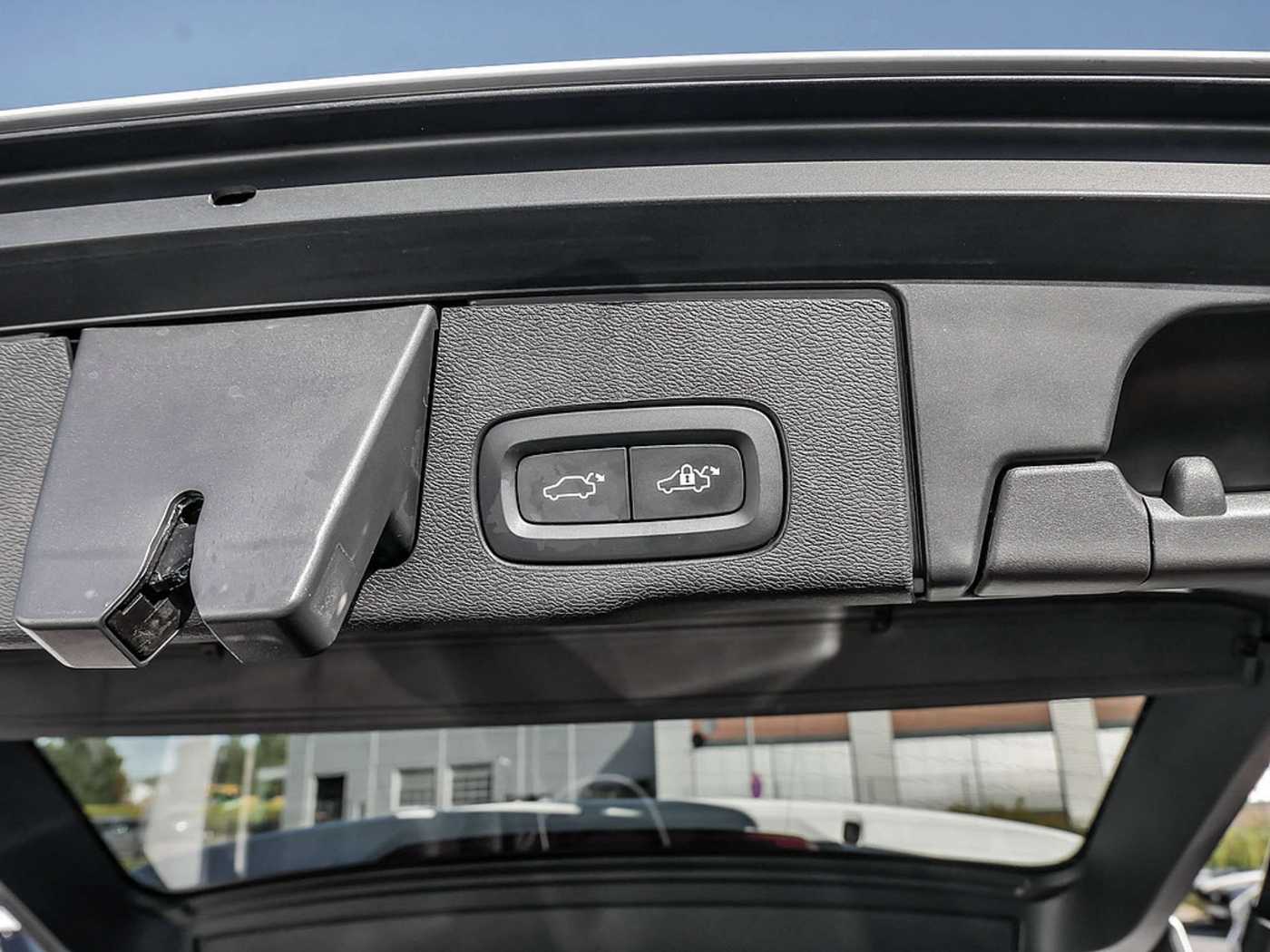Volvo  2.0 Plus Dark Recharge Plug-In Hybrid AWD