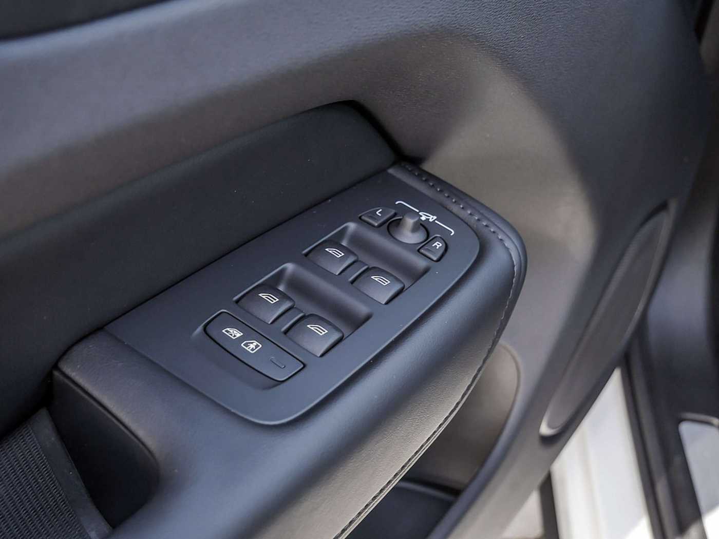 Volvo  2.0 Plus Dark Recharge Plug-In Hybrid AWD