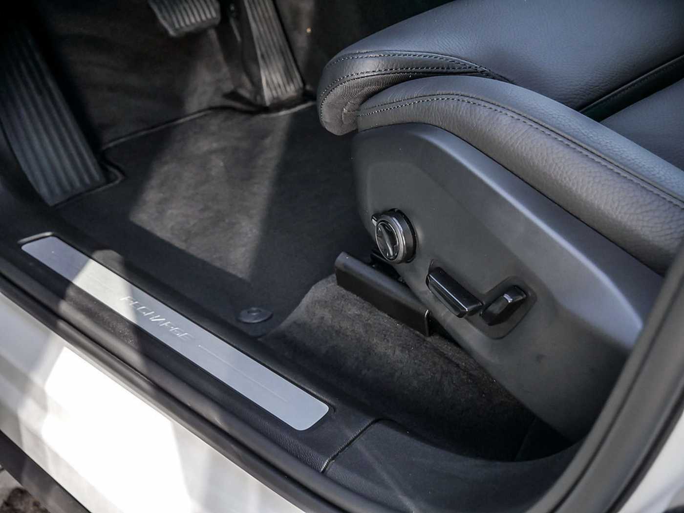 Volvo  2.0 Plus Dark Recharge Plug-In Hybrid AWD