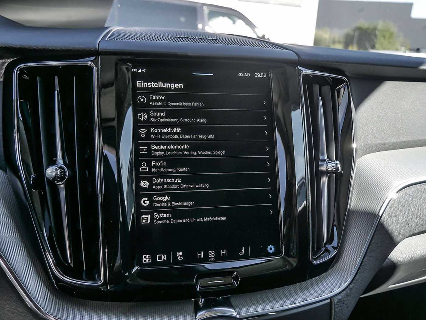 Volvo  2.0 Plus Dark Recharge Plug-In Hybrid AWD