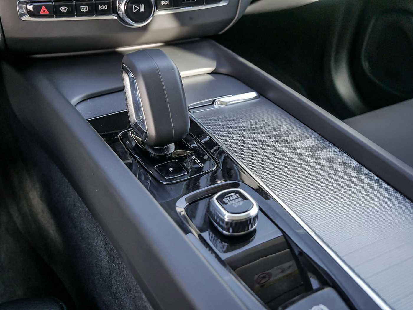 Volvo  2.0 Plus Dark Recharge Plug-In Hybrid AWD