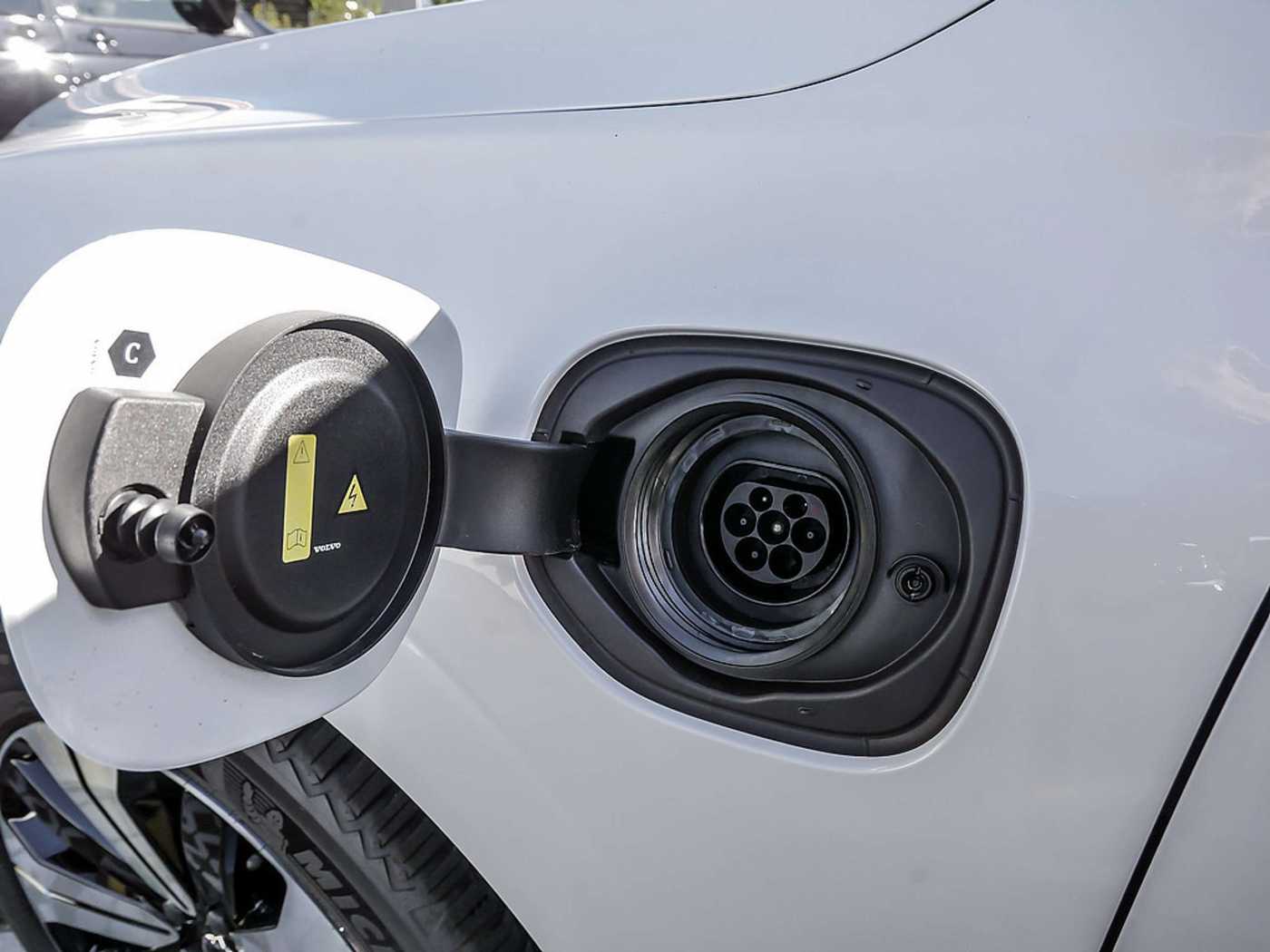 Volvo  2.0 Plus Dark Recharge Plug-In Hybrid AWD