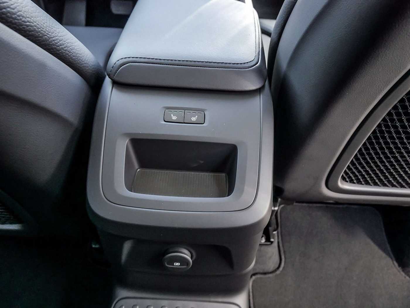 Volvo  2.0 Plus Dark Recharge Plug-In Hybrid AWD