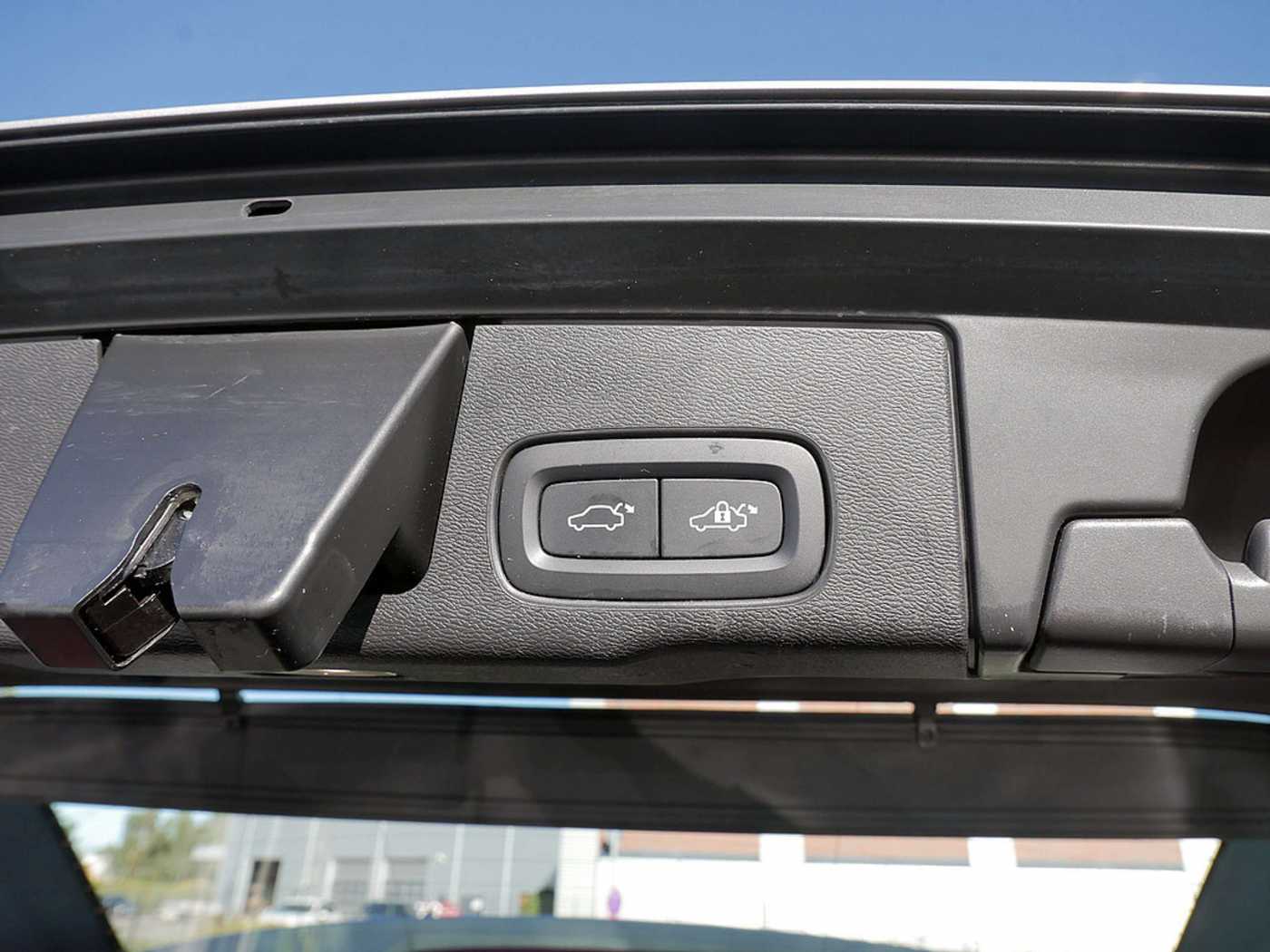 Volvo  T8 Recharge Inscription AHK STANDHZ LED