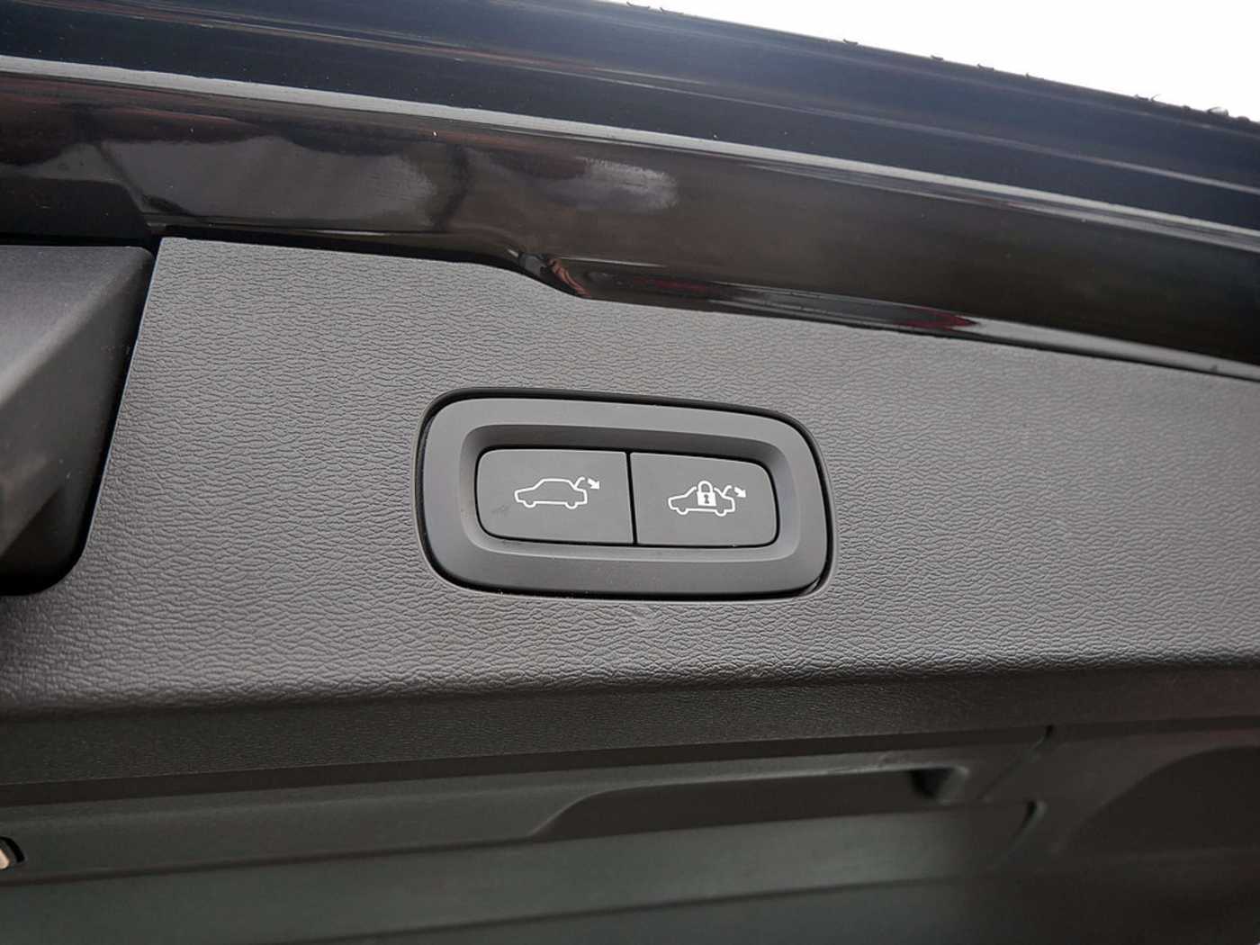 Volvo  B4 Core KLIMA MEMORY PDC SHZ KAMERA LED