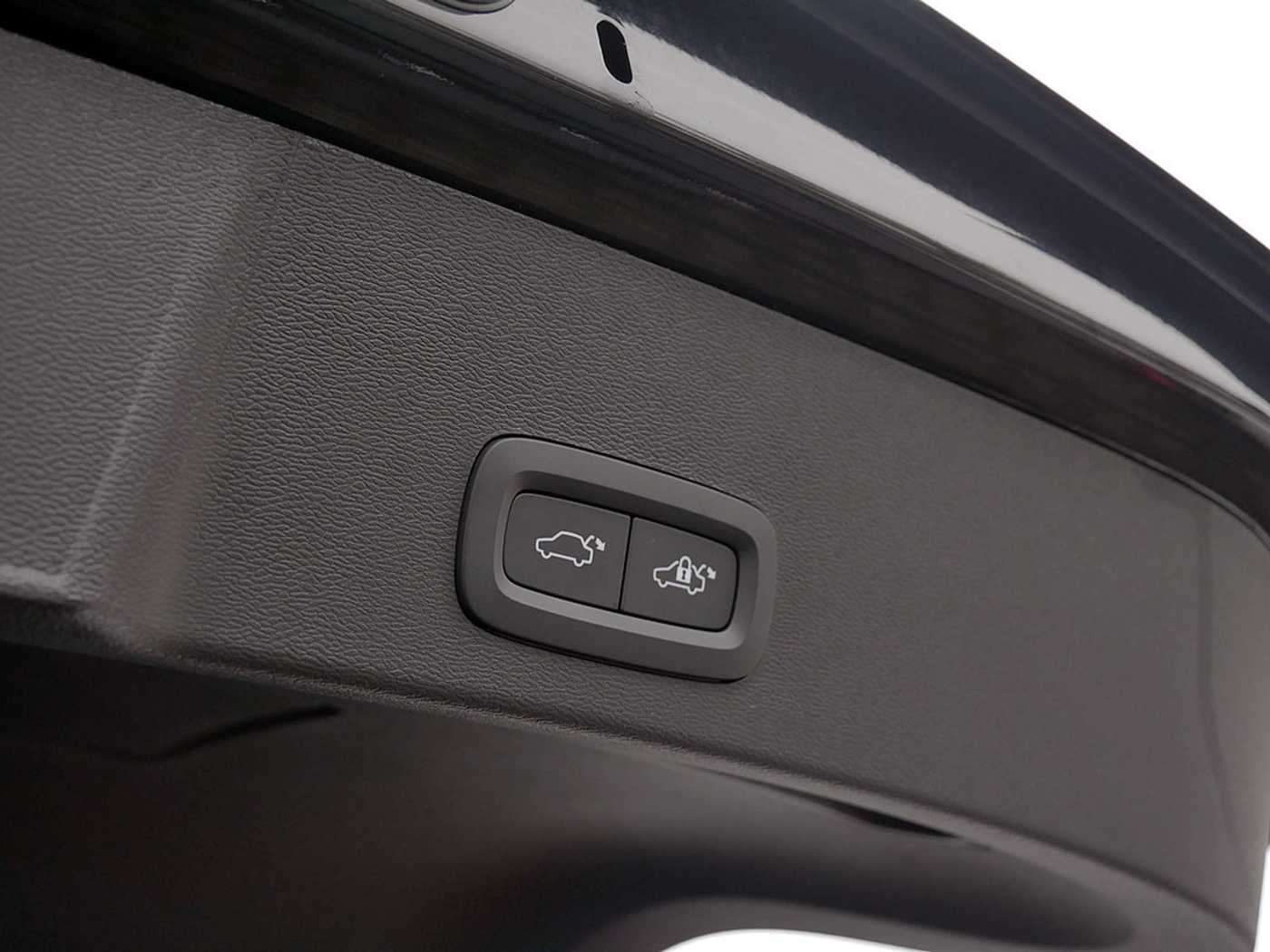 Volvo  Plus Recharge Pure Electric 2WD ACC LED