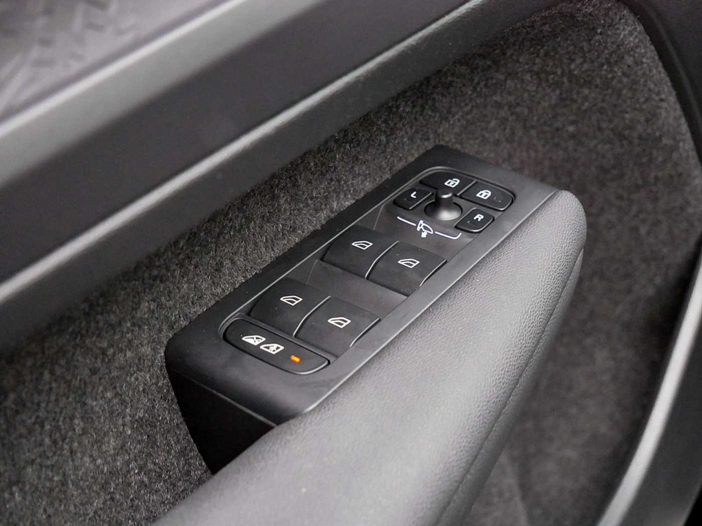 Volvo  Plus Recharge Pure Electric 2WD ACC LED
