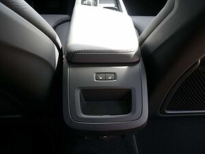 Volvo  B4 Plus Dark MEMORY PDC SHZ KAMERA LED