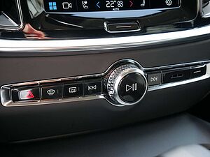 Volvo  B4 Plus Dark MEMORY PDC SHZ KAMERA LED