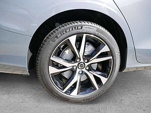 Volvo  B4 Plus Dark MEMORY PDC SHZ KAMERA LED