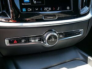 Volvo  B4 Plus Dark KAMERA H/K HGSD STANDHZ LED