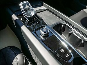 Volvo  B4 Plus Dark KAMERA H/K HGSD STANDHZ LED