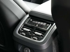 Volvo  B4 Ultimate Dark HGSD ACC HUD STANDHZ LED
