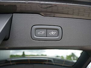 Volvo  B4 Ultimate Dark HGSD ACC HUD STANDHZ LED