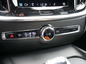 Volvo  B4 Ultimate Dark HGSD ACC HUD STANDHZ LED