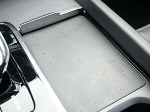Volvo  B4 Ultimate Dark HGSD ACC HUD STANDHZ LED