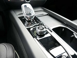Volvo  B4 Ultimate Dark HGSD ACC HUD STANDHZ LED