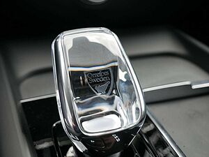 Volvo  B4 Ultimate Dark HGSD ACC HUD STANDHZ LED