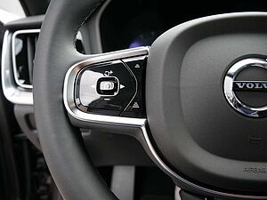 Volvo  B4 Ultimate Dark HGSD ACC HUD STANDHZ LED