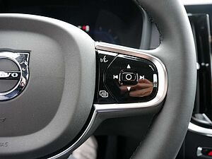 Volvo  B4 Ultimate Dark HGSD ACC HUD STANDHZ LED