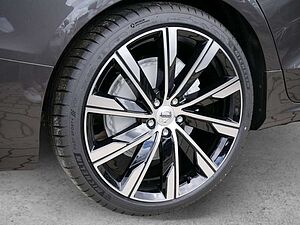 Volvo  B4 Ultimate Dark HGSD ACC HUD STANDHZ LED