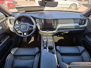 Volvo  B4 Plus Dark AWD H/K HGSD AHK FACEL. LED