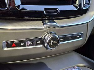 Volvo  B4 Plus Dark AWD H/K HGSD AHK FACEL. LED