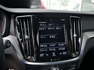 Volvo  D3 R-Design KLIMA PDC SHZ KAMERA NAVI LED