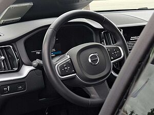 Volvo  B4 Momentum Pro SHZ FACEL. STANDHZ LED