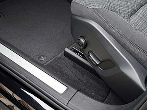 Volvo  B4 Momentum Pro SHZ FACEL. STANDHZ LED